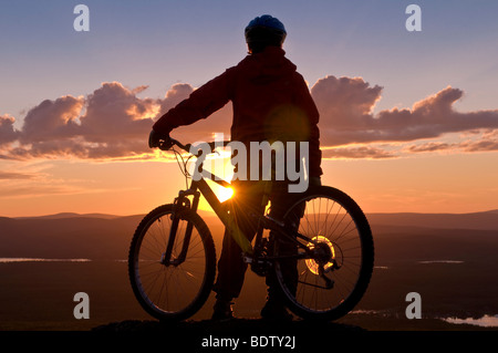 Dans mountainbikerin mitternachtssonne gaellivare, der, Laponie, Schweden, descente au cycliste soleil de minuit, la Laponie, Suède Banque D'Images