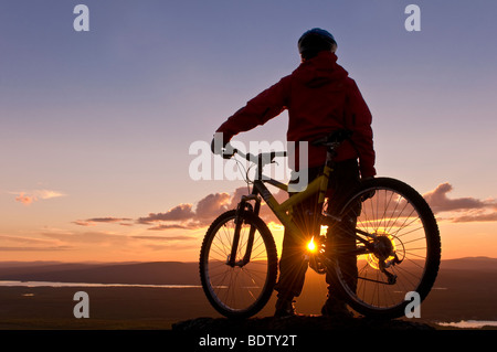 Dans mountainbikerin mitternachtssonne gaellivare, der, Laponie, Schweden, descente au cycliste soleil de minuit, la Laponie, Suède Banque D'Images