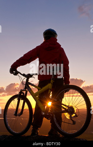 Dans mountainbikerin mitternachtssonne gaellivare, der, Laponie, Schweden, descente au cycliste soleil de minuit, la Laponie, Suède Banque D'Images