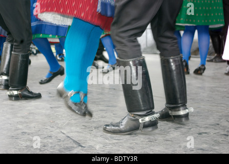 Des danseurs en costume traditionnel hongrois effectuant à une fête folklorique à Budapest. Banque D'Images