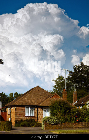 Bâtiment de nuages Thunder certains bungalows dans East Grinstead Banque D'Images