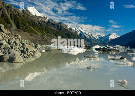 Montagnes du Parc National du Mont Cook reflété dans le lac Glacier Tasman, Canterbury, île du Sud, Nouvelle-Zélande Banque D'Images