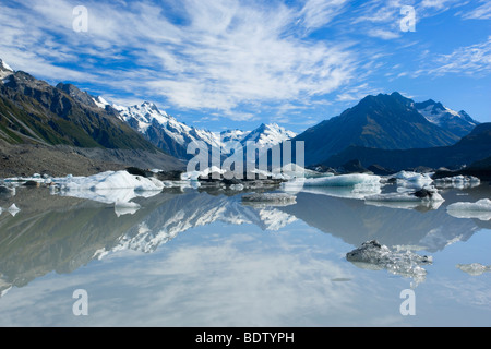 Montagnes du Parc National du Mont Cook reflété dans le lac Glacier Tasman, Canterbury, île du Sud, Nouvelle-Zélande Banque D'Images