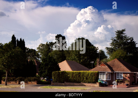 Bâtiment de nuages Thunder certains bungalows dans East Grinstead Banque D'Images