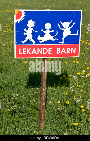 Warnschild 'lekande barn' 'spielende kinder', Schweden, avertissement pour les enfants qui jouent, en Suède Banque D'Images