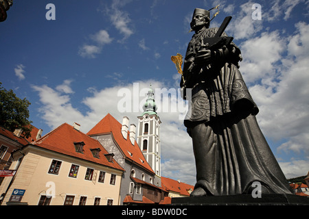 Statue de saint Jean Népomucène sur Lazebnicky La plupart des pont et Église Saint Jost, Cesk Krumlov, République Tchèque, Europe Banque D'Images