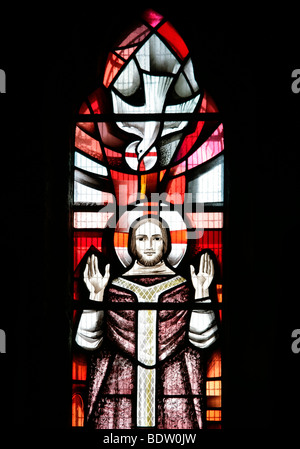 Vitraux d'Alfred Fisher de 1991 représentant l'Eucharistie, le Christ ressuscité comme célébrant, et le Saint-Esprit, Église de Tintagel, Cornouailles Banque D'Images