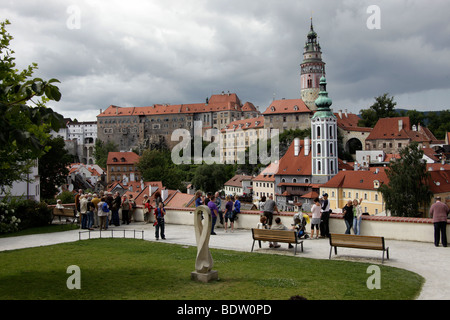 View point en face de l'Église et le château, Jost Cesky Krumlov, République Tchèque, Europe Banque D'Images