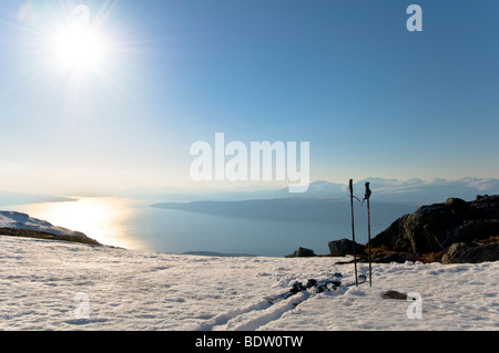 Schier stoecke und im schnee, ofotfjorden, narvik, Nordland, Norvège, les skis dans la neige à avec vue sur le fjord de la norvège, Banque D'Images