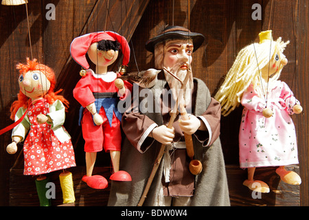 Marionnettes sur une chaîne dans une boutique de souvenirs en Cesk Krumlov, République Tchèque, Europe Banque D'Images