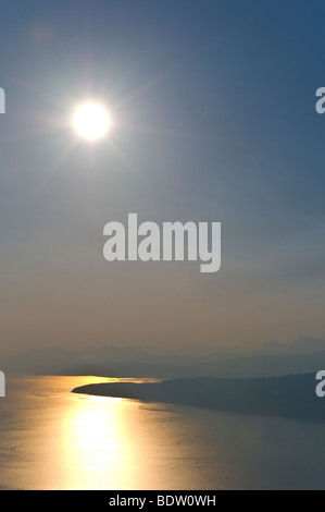 Blick auf den spiegelnder ofotfjord mit sonne, narvik, Nordland, Norvège, vue à fiord avec reflétant le soleil, Norvège Banque D'Images