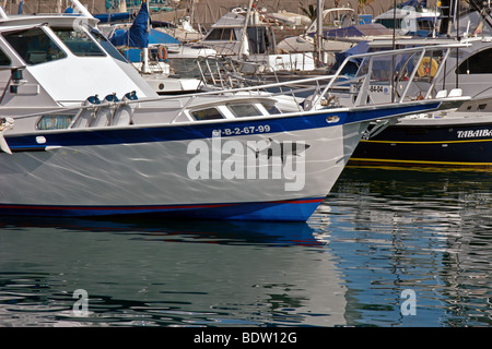 Yachts et bateaux à moteur bateaux amarrés dans le port de plaisance de Puerto del Carmen Lanzarote Banque D'Images