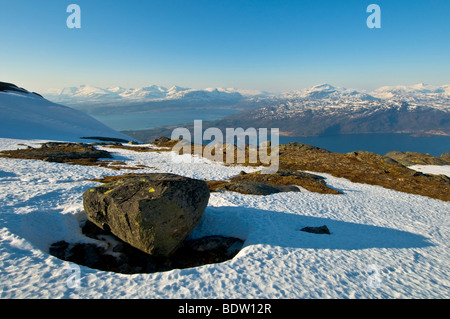 Winterly montagnes neige-couvertes, ofotfjord, Norvège Banque D'Images