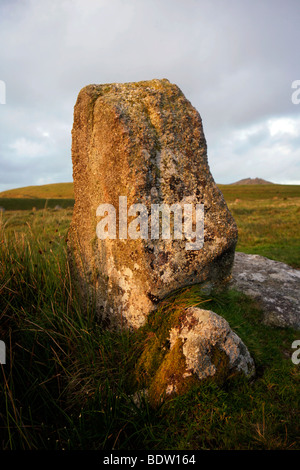 Stannon Standing Stone Stone Circle Bodmin Moor with rough Tor dans l'arrière-plan, Cornwall Banque D'Images