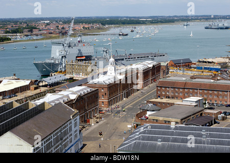 Vue aérienne de Portsmouth Dockyard y compris port, Portsmouth, Hampshire, England, UK Banque D'Images