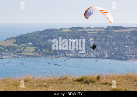 Le parapente au-dessus de la baie de Swanage Ballard, Dorset, UK Banque D'Images