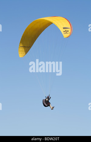 Le parapente au-dessus de Ballard, Swanage, Dorset, UK Banque D'Images