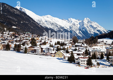 L'Europe, Autriche, Tirol. Sankt Anton am Arlberg, vue en direction de St. Banque D'Images