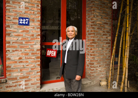 Un portrait de Nguyen Van Xuan, un propriétaire de magasin de céramique de Bat Trang Village, à Hanoi, au Vietnam. Banque D'Images