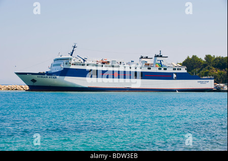 Ionian Star ferry amarré dans le petit port de Poros sur la Méditerranée grecque île de Céphalonie, Grèce GR Banque D'Images