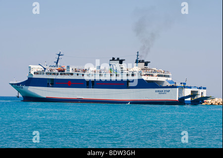 Ionian Star ferry amarré dans le petit port de Poros sur la Méditerranée grecque île de Céphalonie, Grèce GR Banque D'Images