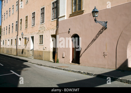 Une rue typique de Pecs, en Hongrie. Banque D'Images