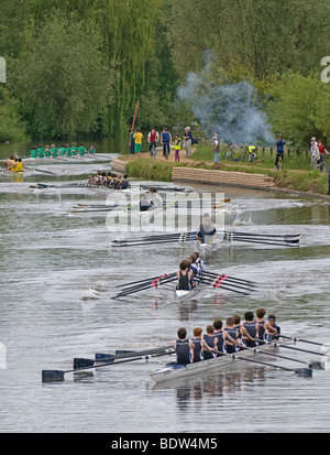 Oxford University Summer Course d'aviron huit rameurs sur l'Isis. Mai 2009 Banque D'Images