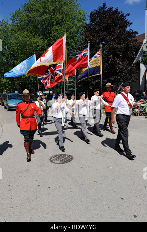 La police montée canadienne en uniforme avec Color Guard en défilé patriotique Banque D'Images