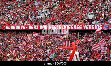 Le FC Bayern München fans, rive sud de l'Allianz Arena, Munich, Bavaria, Germany, Europe Banque D'Images