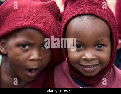 KENYA Enfants en uniforme jouant en cour du Christ Roi de l'école catholique, Kibera, un bidonville de Nairobi. Banque D'Images