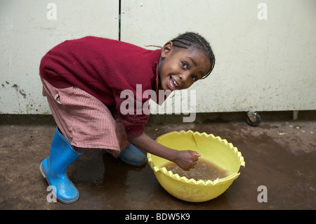 KENYA Girl laver ses mains au Christ Roi de l'école catholique, Kibera, un bidonville de Nairobi. Photo par Sean Sprague 2007 Banque D'Images