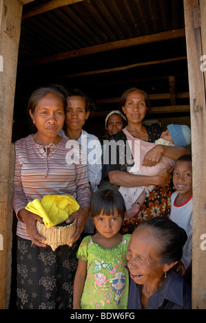 Timor Leste Les femmes et les enfants en Fatumerita porte, District d'Aileu. Photographie par SEAN SPRAGUE Banque D'Images