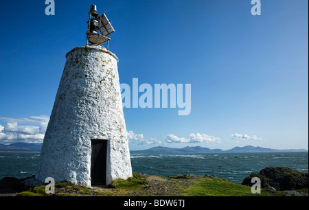 Vue sur le détroit de Menai vers de Snowdonia Llandwyn Isalnd windy sur une journée ensoleillée à la fin du mois d'août. Banque D'Images