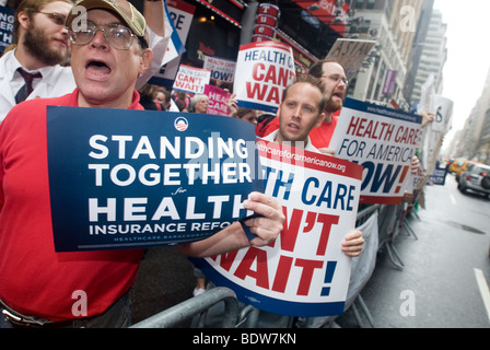 Des milliers de partisans de la réforme des soins de santé se réunissent à Times Square à New York Banque D'Images