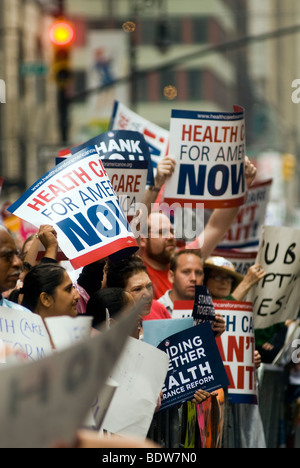 Des milliers de partisans de la réforme des soins de santé se réunissent à Times Square à New York Banque D'Images