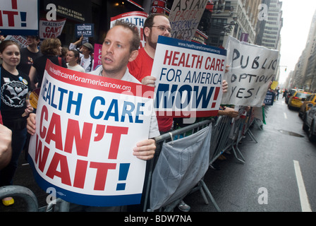 Des milliers de partisans de la réforme des soins de santé se réunissent à Times Square à New York Banque D'Images