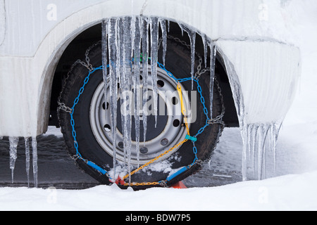 Le camping-car avec les chaînes à neige, neige de l'hiver, Alpes, France Banque D'Images