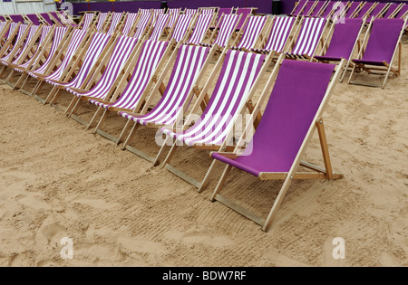 Transats sur la plage vide England Uk Banque D'Images