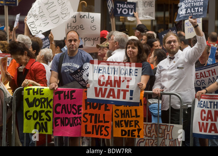 Des milliers de partisans de la réforme des soins de santé se réunissent à Times Square à New York Banque D'Images