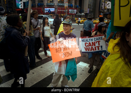 Des milliers de partisans de la réforme des soins de santé se réunissent à Times Square à New York Banque D'Images