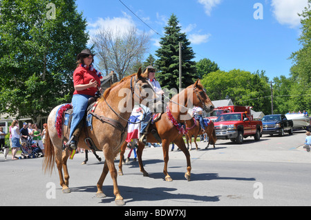 Les cavaliers sur chevaux décorés en défilé patriotique Banque D'Images