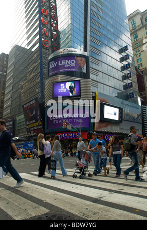 La publicité pour le programme de télévision NBC, le Jay Leno Show sur un panneau d'affichage à Times Square à New York Banque D'Images