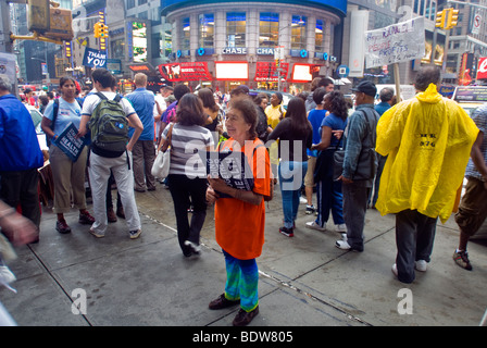 Des milliers de partisans de la réforme des soins de santé se réunissent à Times Square à New York Banque D'Images