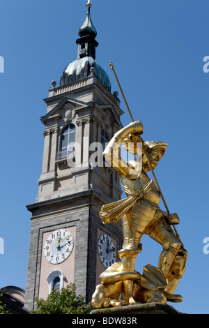 Statue en or de Saint Georges sur le marché Marktbrunnen fontaine, tour de l'église Georgenkirche, market place, Eisenach, FRI Banque D'Images