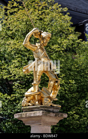 Statue en or de Saint Georges sur le marché Marktbrunnen Fontaine, place du marché, Eisenach, en Thuringe, Allemagne, Europe Banque D'Images