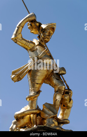 Statue en or de Saint Georges sur le marché Marktbrunnen Fontaine, place du marché, Eisenach, en Thuringe, Allemagne, Europe Banque D'Images
