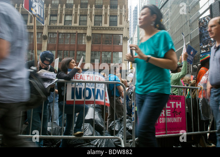 Des milliers de partisans de la réforme des soins de santé se réunissent à Times Square à New York Banque D'Images