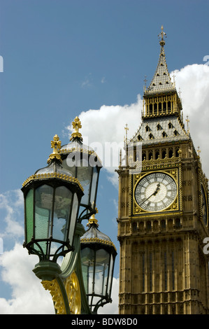 Big Ben au centre de Londres, sur une journée d'été à Westminster Bridge's des lampes à l'avant-plan. Banque D'Images