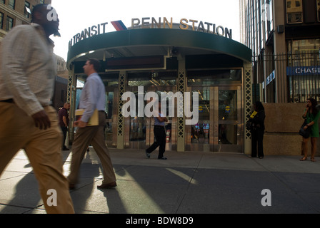 Les navetteurs et autres voyageurs utilisent la nouvelle entrée de la NJ Transit de Penn Station à New York Banque D'Images