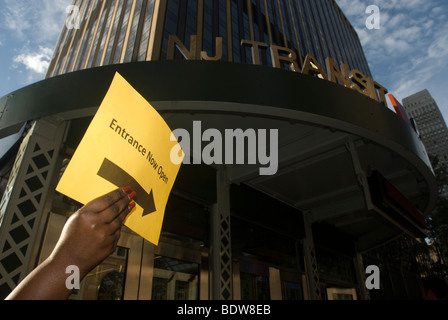 Les navetteurs et autres voyageurs utilisent la nouvelle entrée de la NJ Transit de Penn Station à New York Banque D'Images